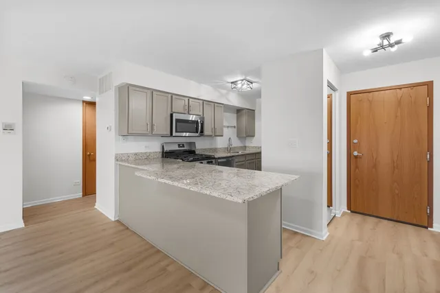 $295,000 | 5840 West Lawrence Avenue, Unit 405, Chicago, IL 60630