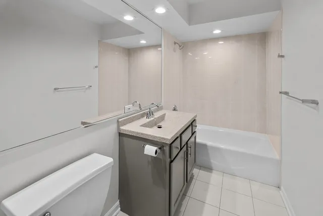 $295,000 | 5840 West Lawrence Avenue, Unit 405, Chicago, IL 60630