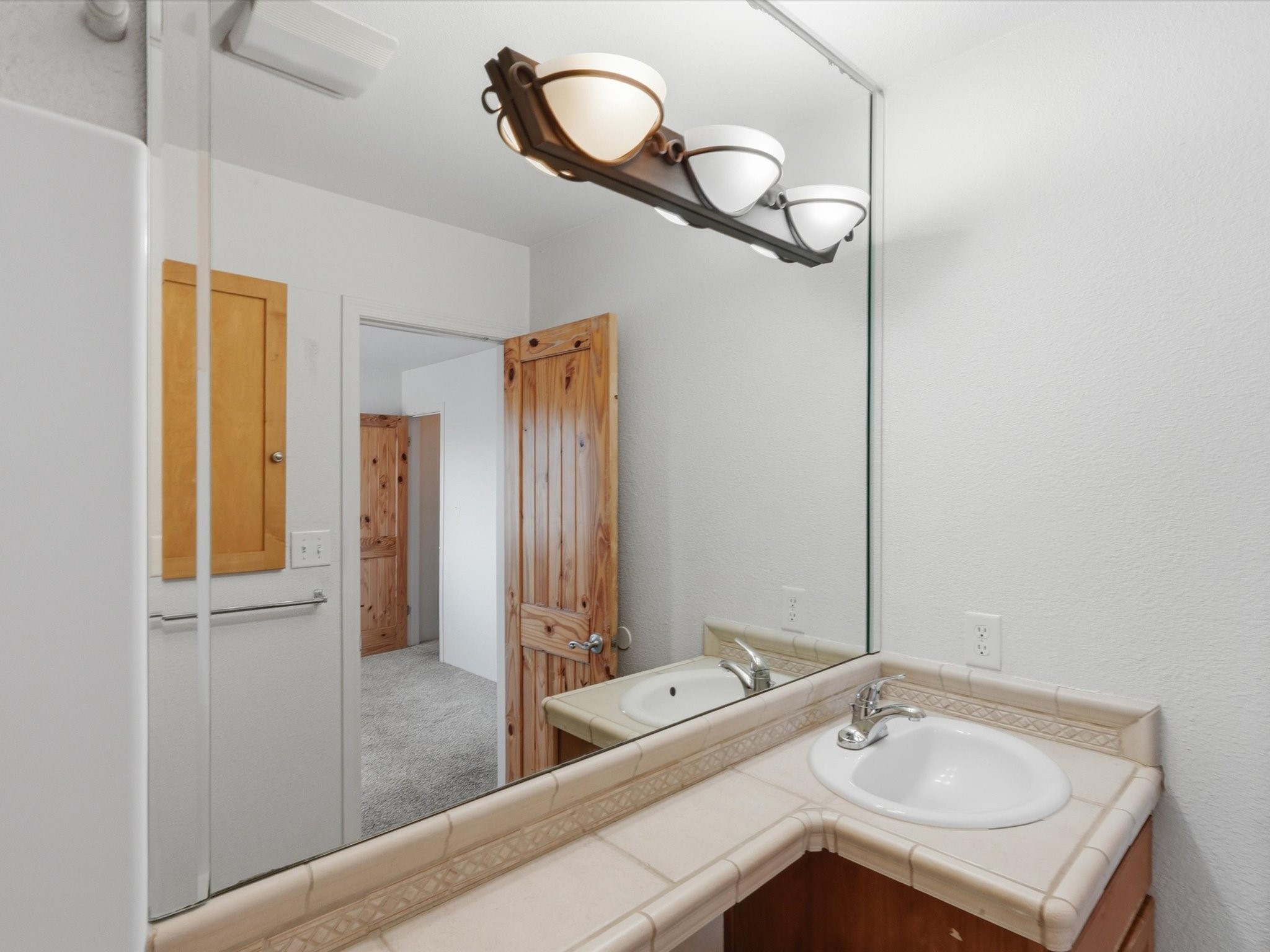 2210 Miguel Chavez Road, Unit 411 Santa Fe, NM 87505 - Photo 23 of 59 Attached bathroom of the primary bedroom