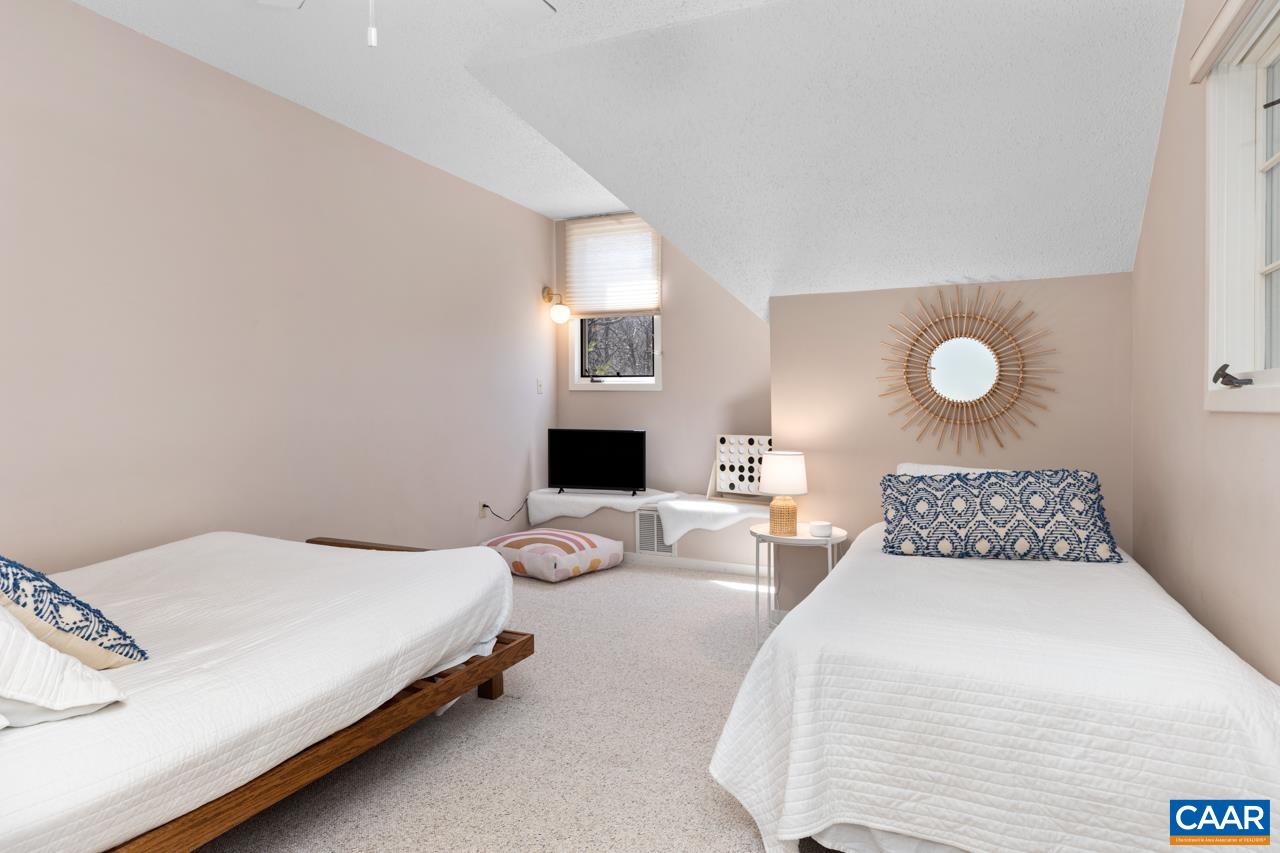 2016 Stone Rdg Wds Roseland, VA 22967 - Photo 23 of 32 a bedroom with a bed and a lamp