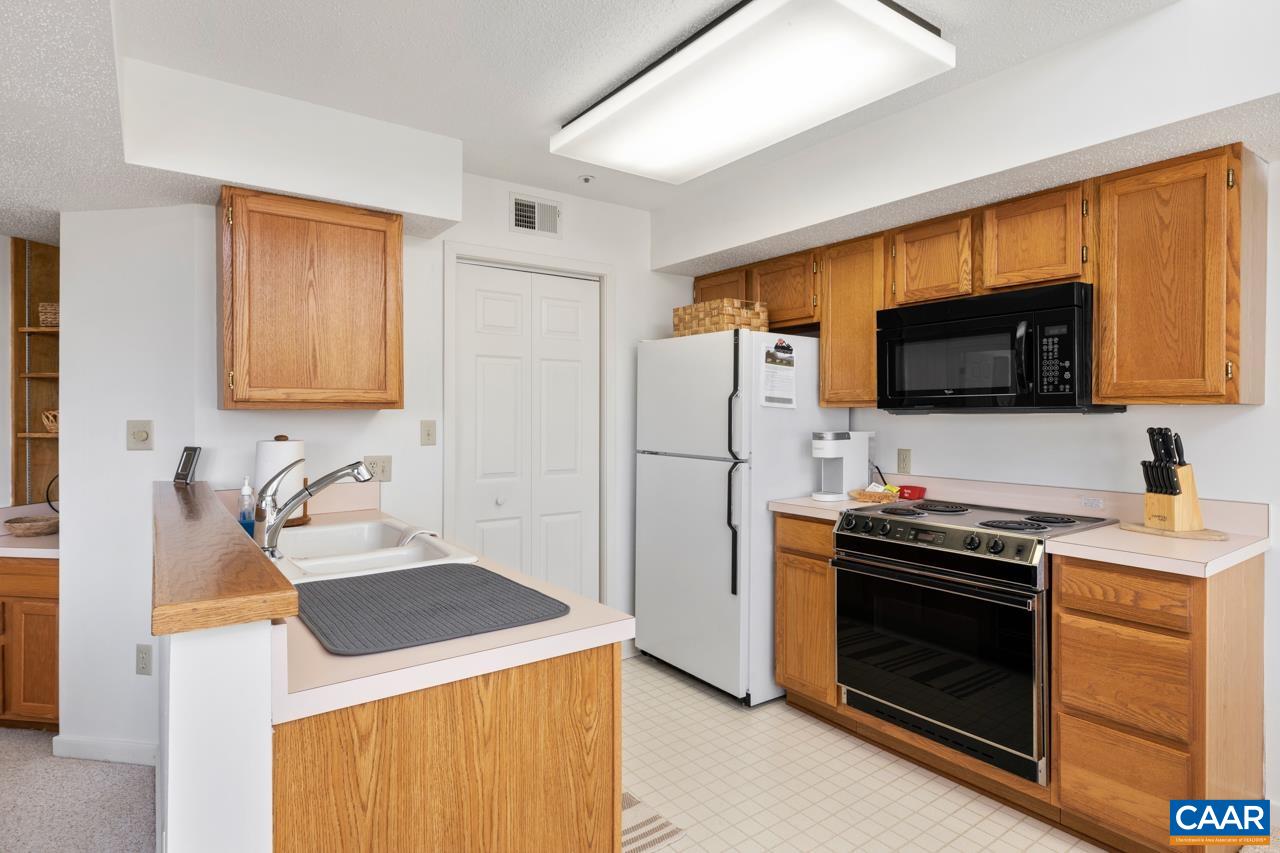 2016 Stone Rdg Wds Roseland, VA 22967 - Photo 5 of 32 a kitchen with stainless steel appliances a stove microwave and refrigerator