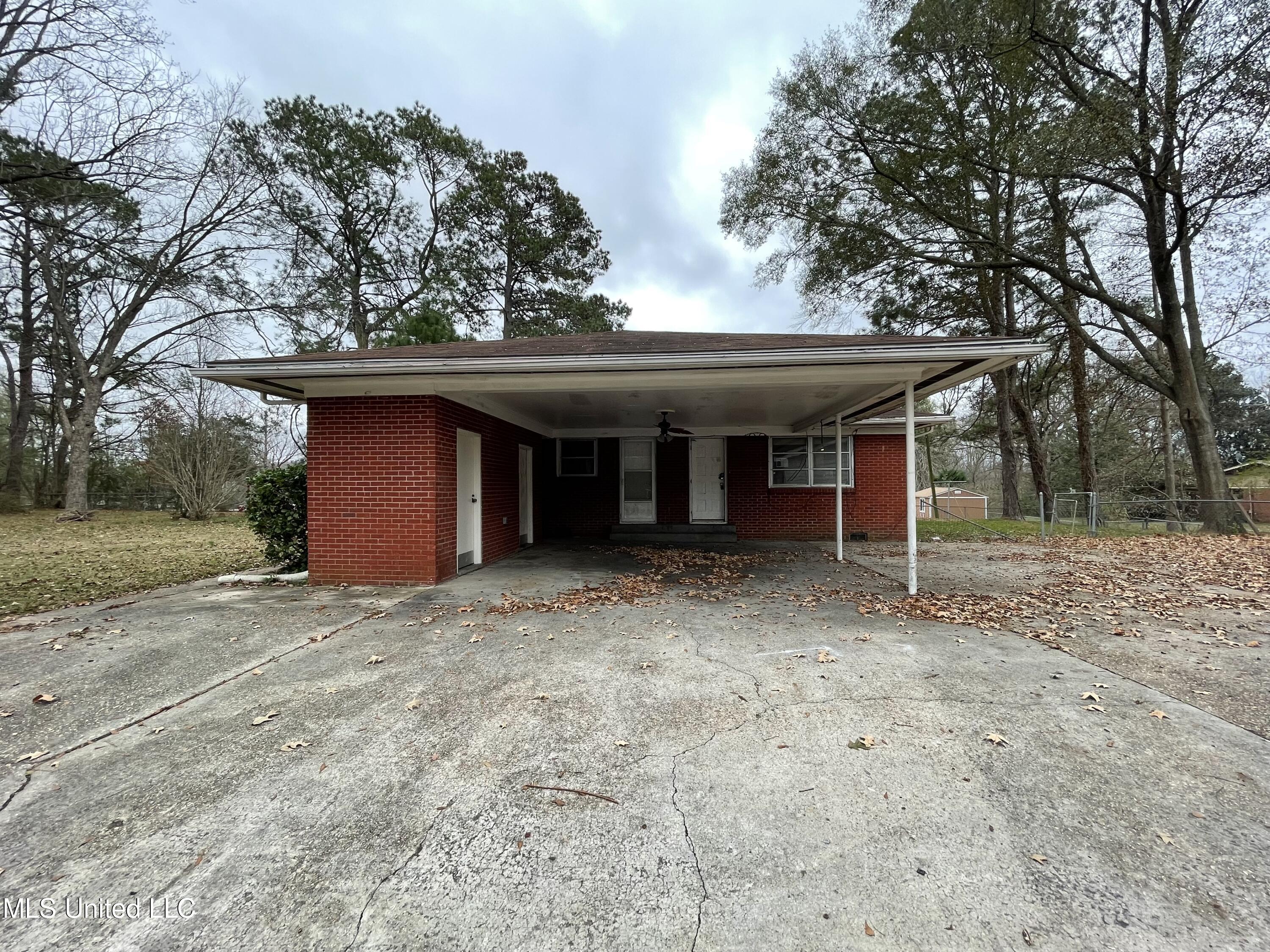 4402 Halls Ferry Road Vicksburg, MS 39180 - Photo 5 of 36 IMG_2359