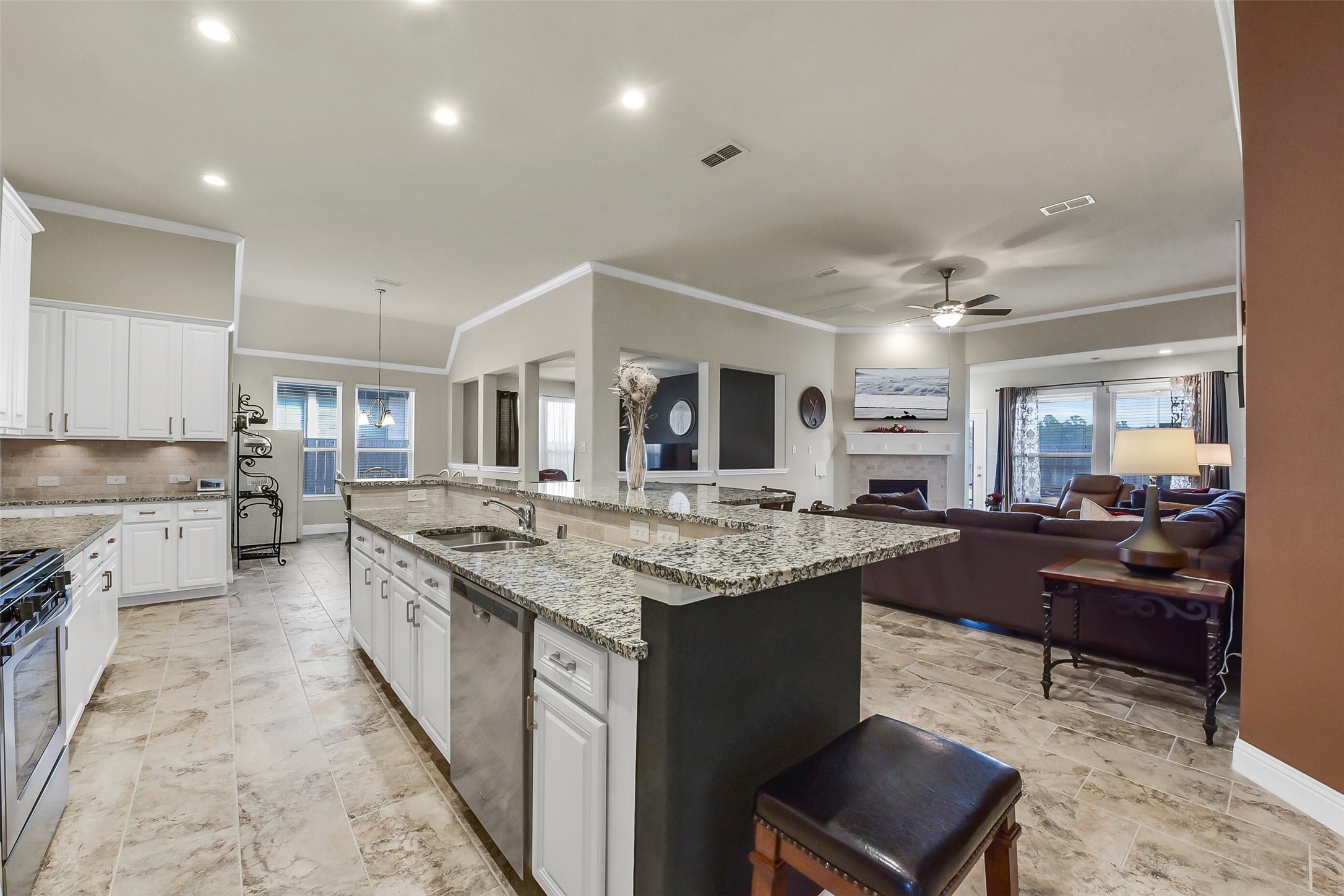 9519 Carson Lane Rosharon, TX 77583 - Photo 12 of 39 a kitchen with granite countertop lots of counter top space
