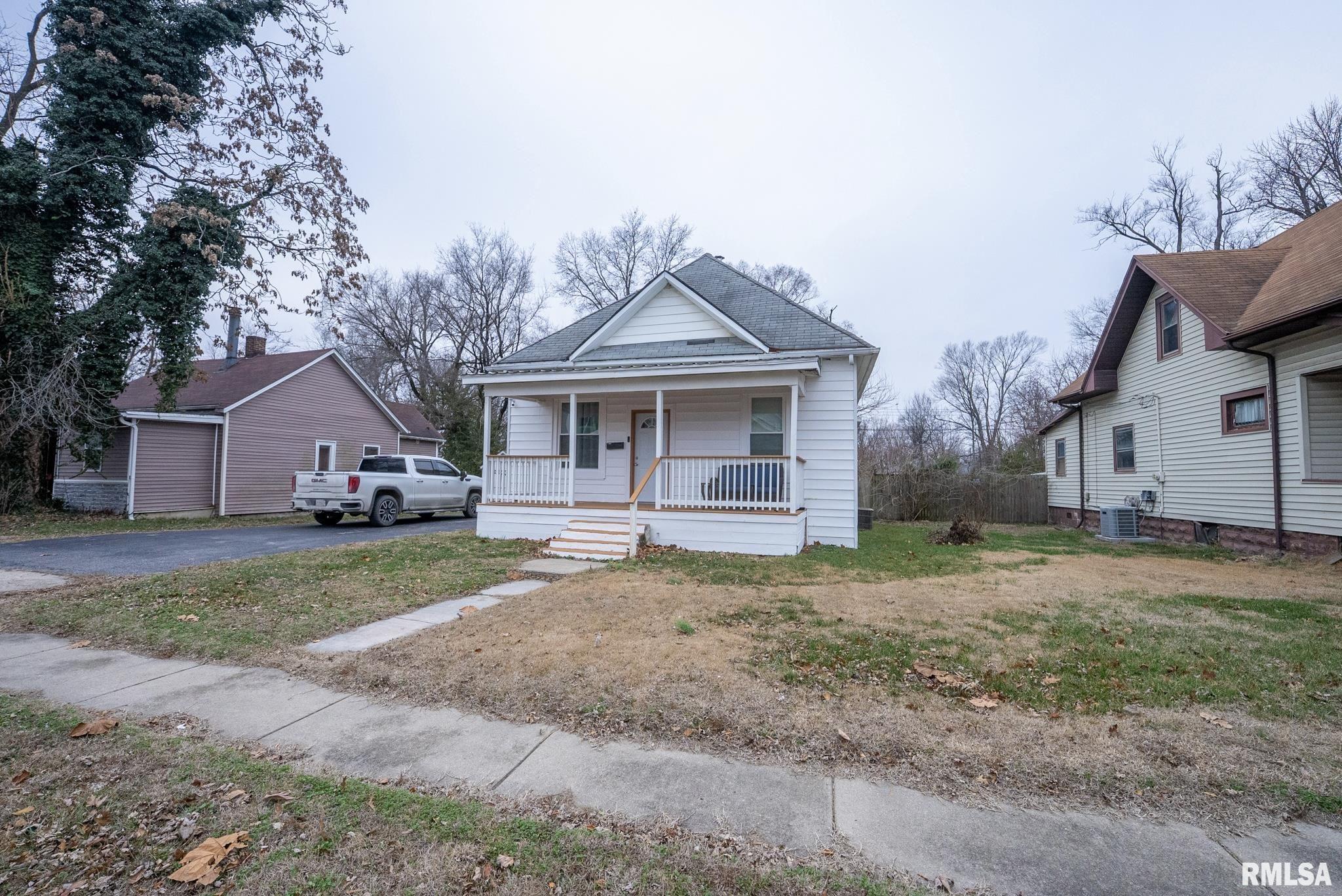 215 South Pruyn Street Salem, IL 62881 - Photo 2 of 25