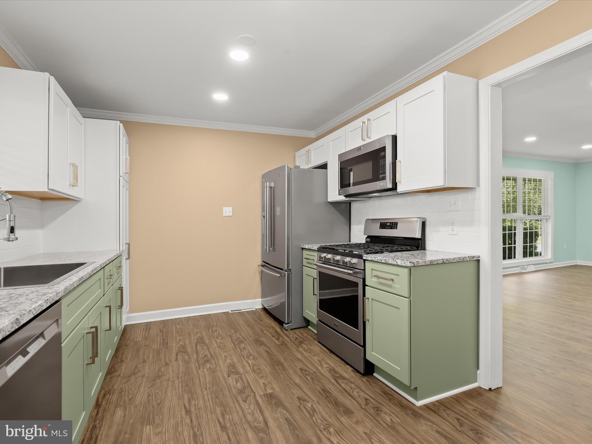 201 Suter Road Catonsville, MD 21228 - Photo 10 of 48 Remodeled kitchen w/ stylish dual color cabinetry