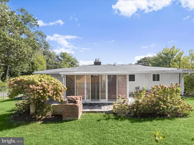 a view of a house with backyard and garden