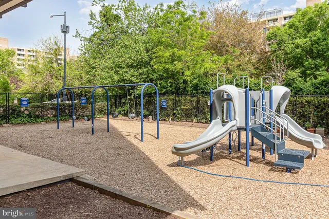 a view of a large parking space