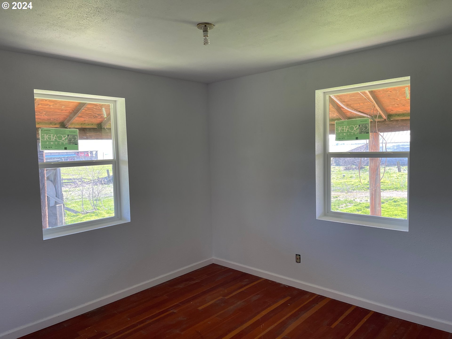 242 Van Hoy Road Goldendale, WA 98620 - Photo 22 of 44 an empty room with a window