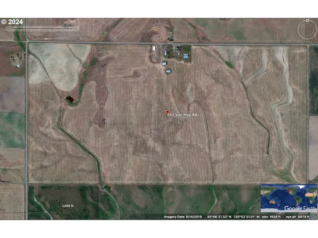 a view of a outdoor space and a lake view