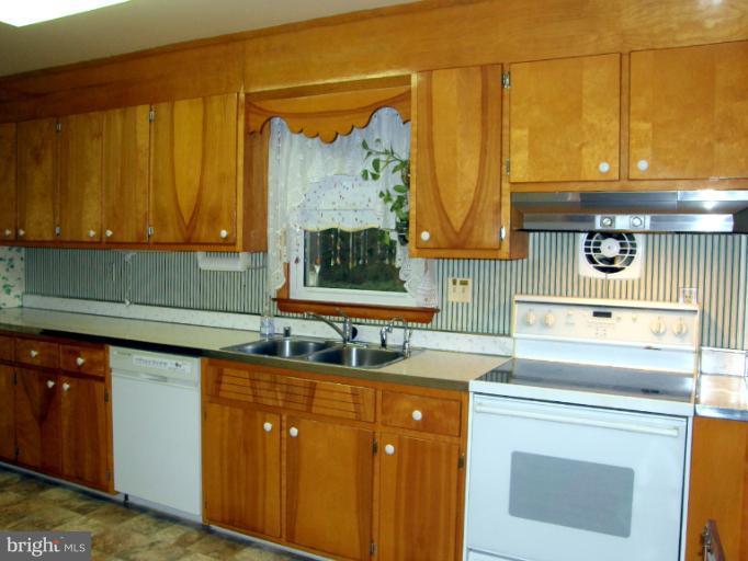 9725 Riverside Circle Ellicott City, MD 21042 - Photo 2 of 24 Kitchen