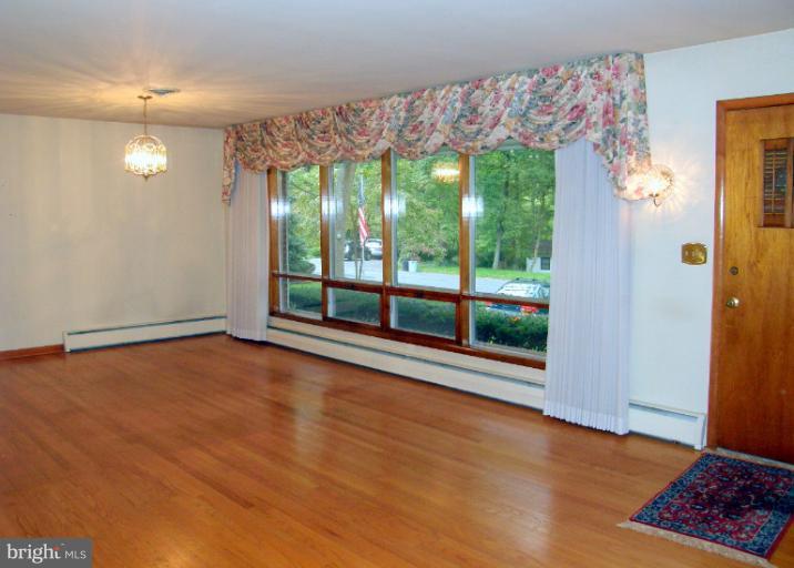 9725 Riverside Circle Ellicott City, MD 21042 - Photo 11 of 24 Living Room