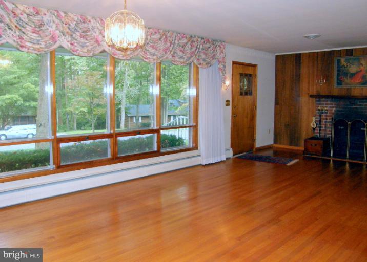 9725 Riverside Circle Ellicott City, MD 21042 - Photo 18 of 24 Living Room