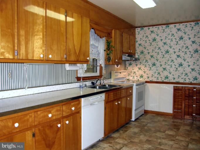 9725 Riverside Circle Ellicott City, MD 21042 - Photo 20 of 24 Kitchen