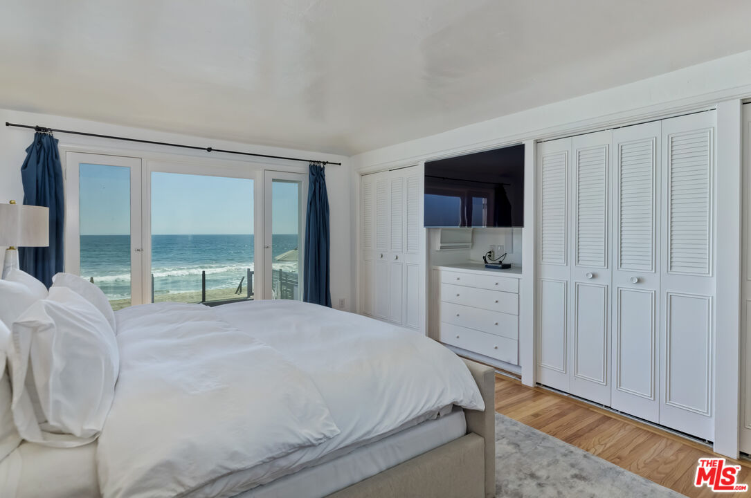 23350 Malibu Colony Road, Unit 109 Malibu, CA 90265 - Photo 51 of 61 a bedroom with a bed and a window