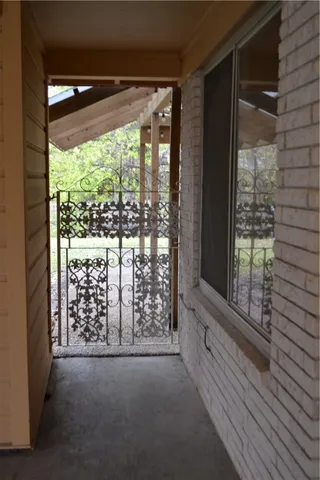 a view of entryway with balcony