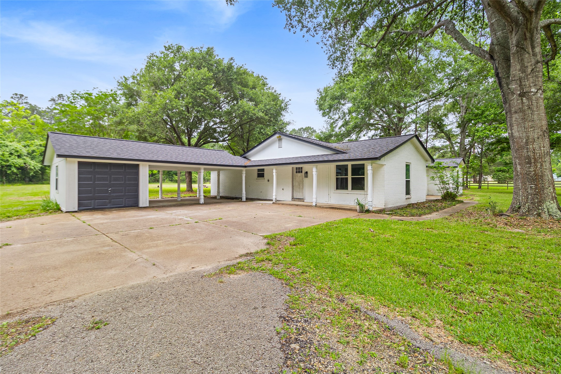 74 Robinson Road Huntsville, TX 77320 - Photo 3 of 33 a front view of a house with a yard and garage