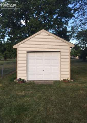 4423 Van Slyke Road Flint, MI 48507 - Photo 17 of 18 21189592-16.JPG