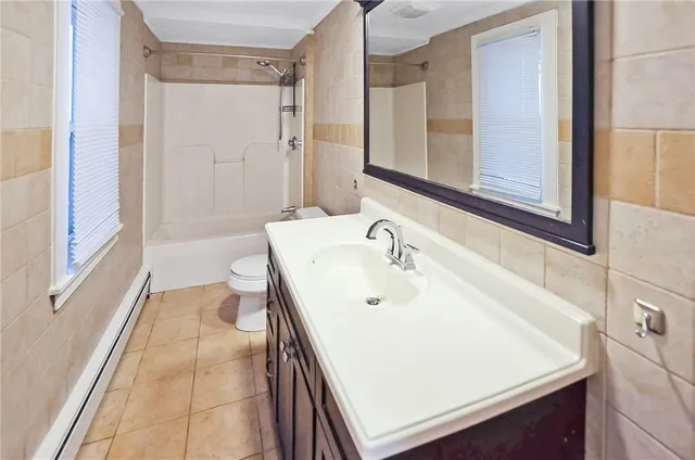 $2,500 | 292 Pleasant Street, Unit 1, East Providence, RI 02916