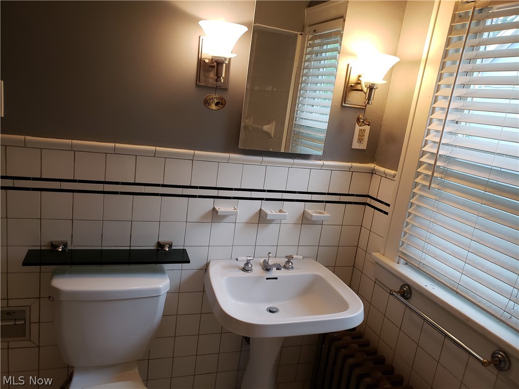 917 Cambridge Road Cleveland Heights, OH 44121 - Photo 14 of 27 2nd floor bathroom, tastefully done