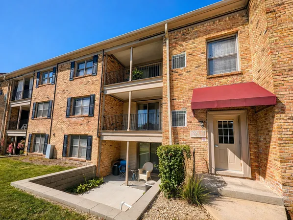 $178,900 | 1724 Fayette Walk, Unit F, Hoffman Estates, IL 60169
