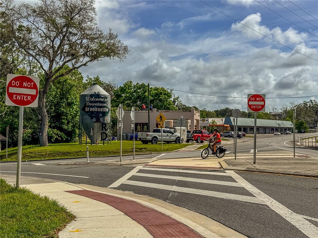 615 Hospital Road Brooksville, FL 34601 - Photo 33 of 75 a view of a basketball court