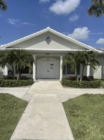 a view of fountain in a backyard