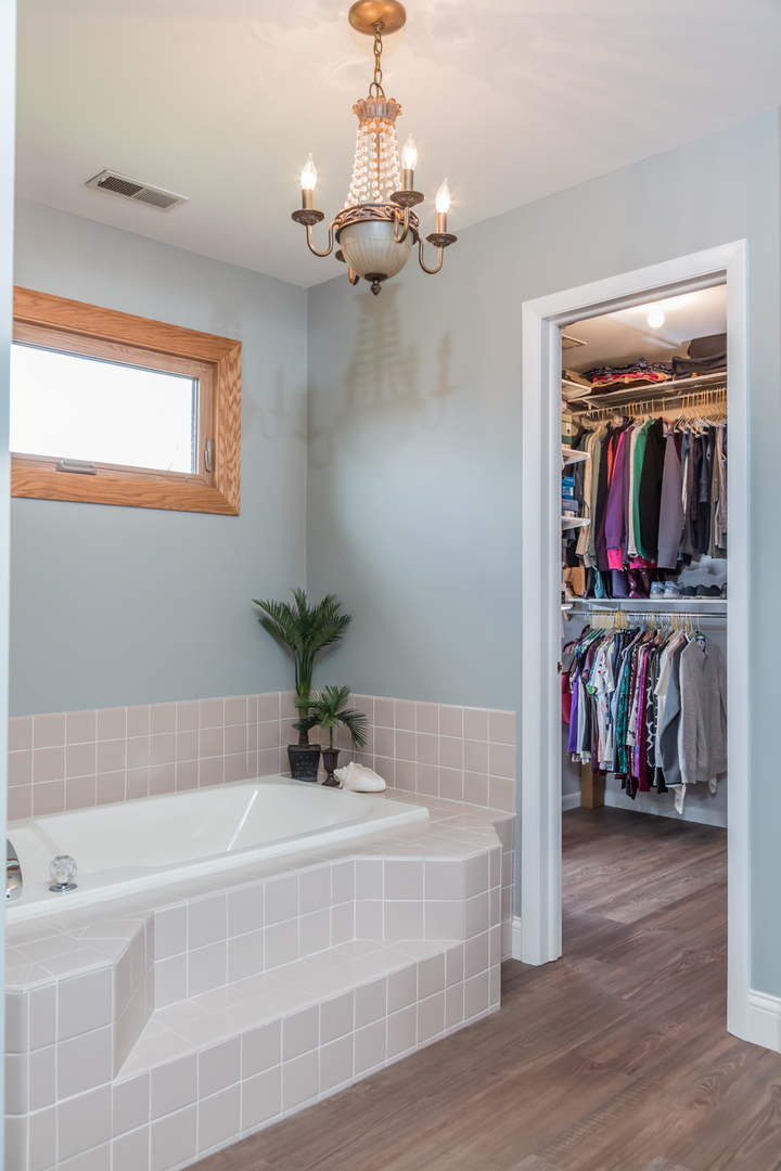 848 Kent Circle Bartlett, IL 60103 - Photo 18 of 23 a en suite spacious bathroom with a double vanity sink and a mirror