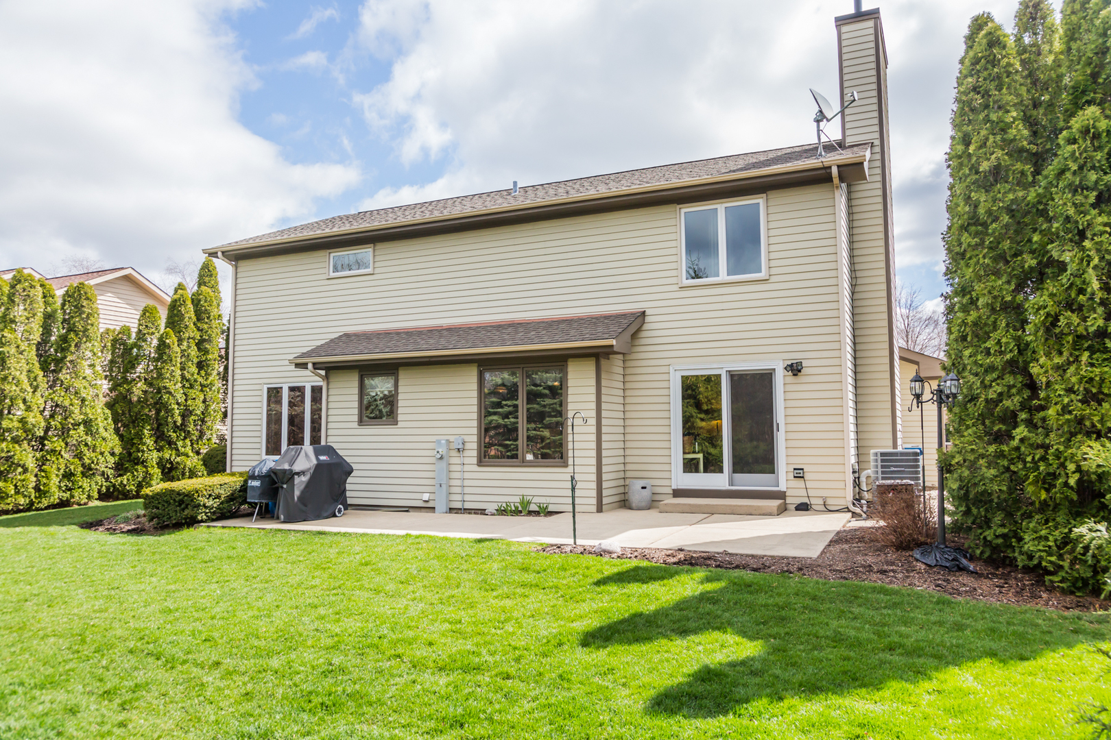 848 Kent Circle Bartlett, IL 60103 - Photo 19 of 23 a front view of a house with a yard