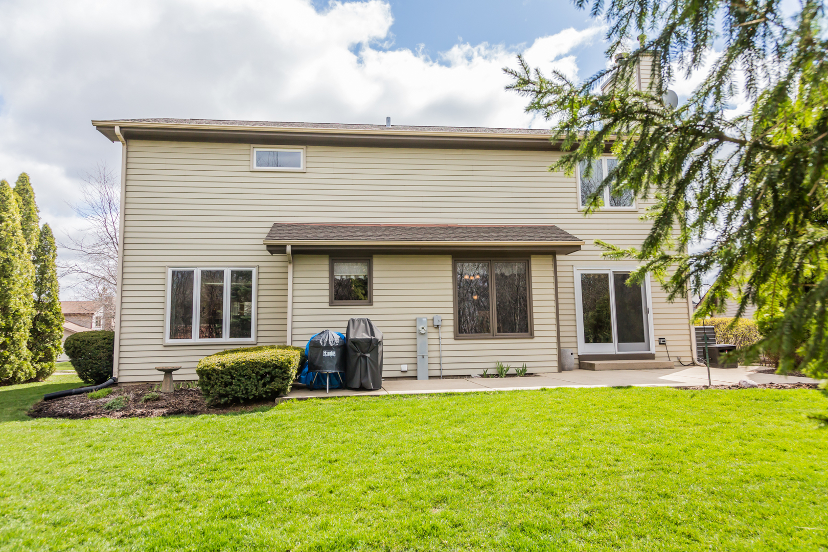 848 Kent Circle Bartlett, IL 60103 - Photo 20 of 23 a front view of house with yard and green space