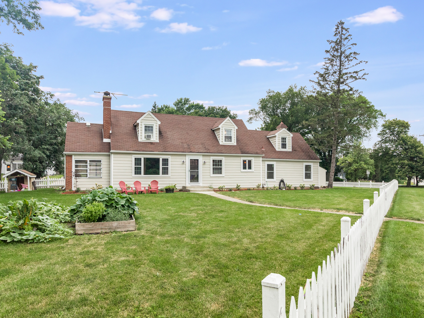 810 North Gary Avenue Wheaton, IL 60187 - Photo 1 of 36 a front view of house with yard and green space