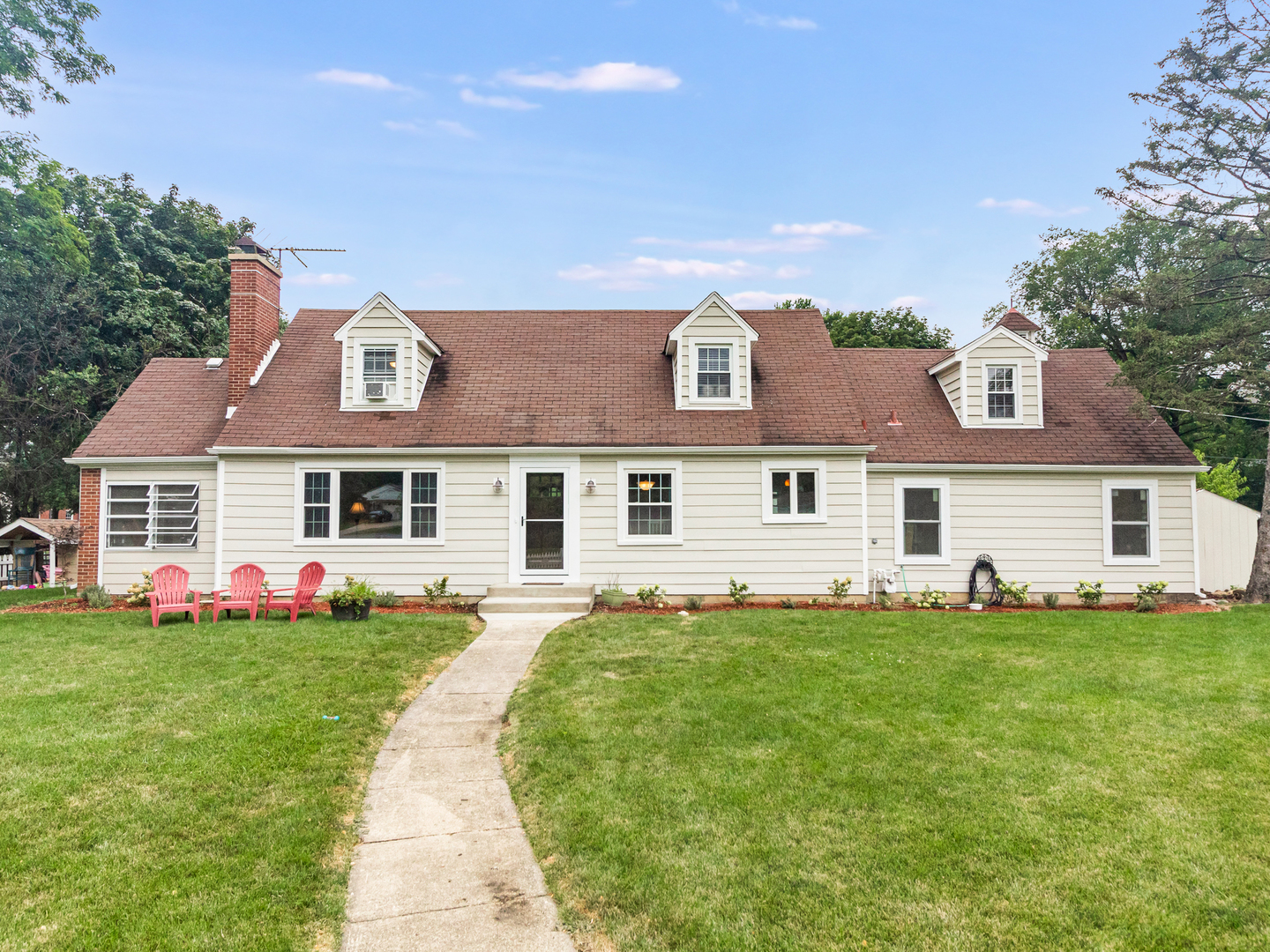 810 North Gary Avenue Wheaton, IL 60187 - Photo 2 of 36 a front view of a house with a yard and trees