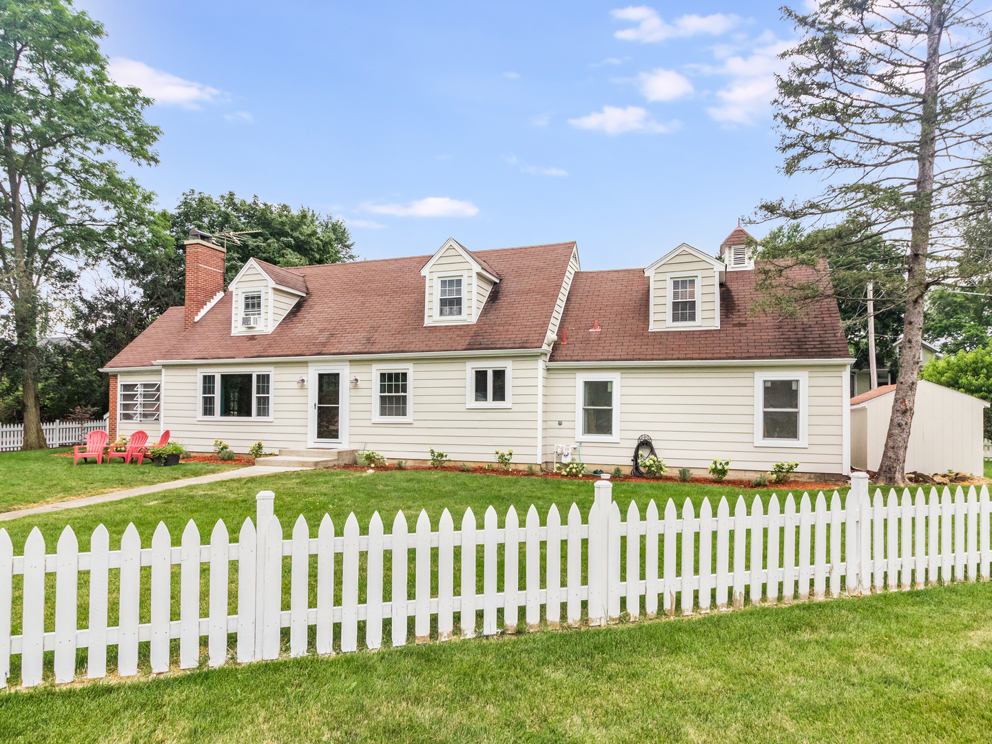 810 North Gary Avenue Wheaton, IL 60187 - Photo 3 of 36 a front view of a house with a garden