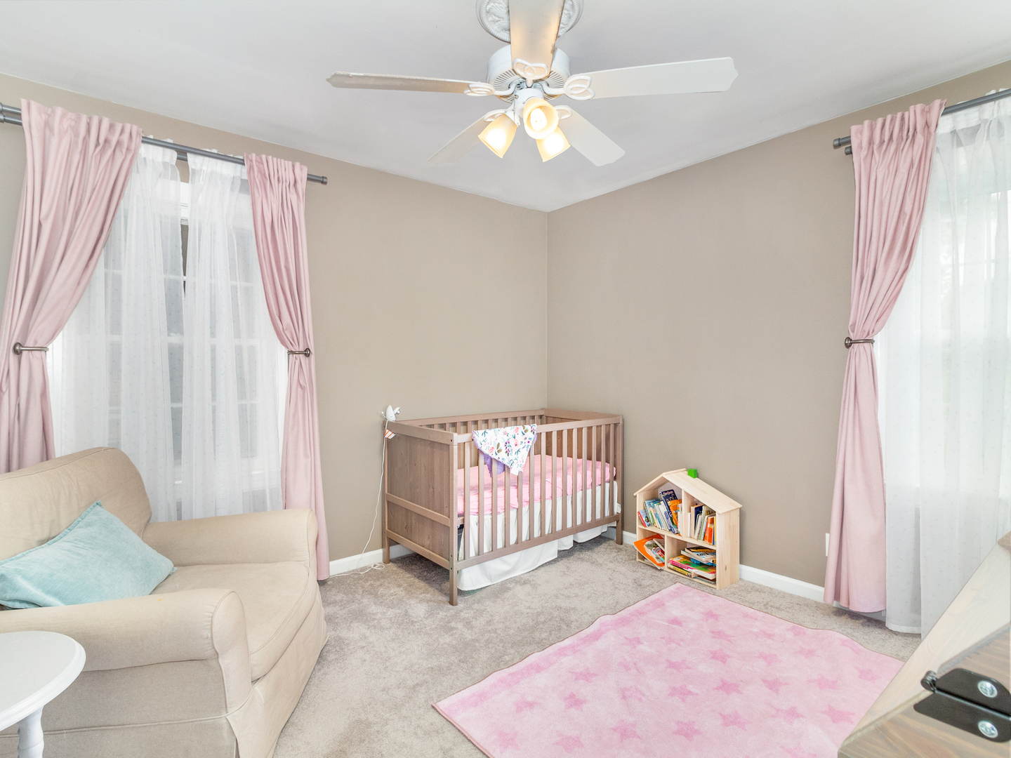 810 North Gary Avenue Wheaton, IL 60187 - Photo 23 of 36 a living room with furniture and a window