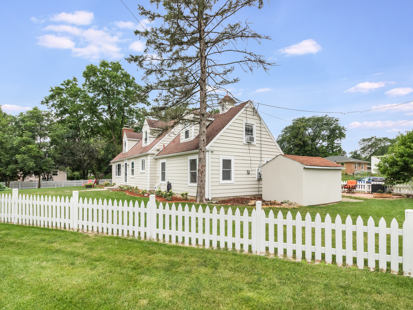 810 North Gary Avenue Wheaton, IL 60187 - Photo 5 of 36 a front view of a house having a garden