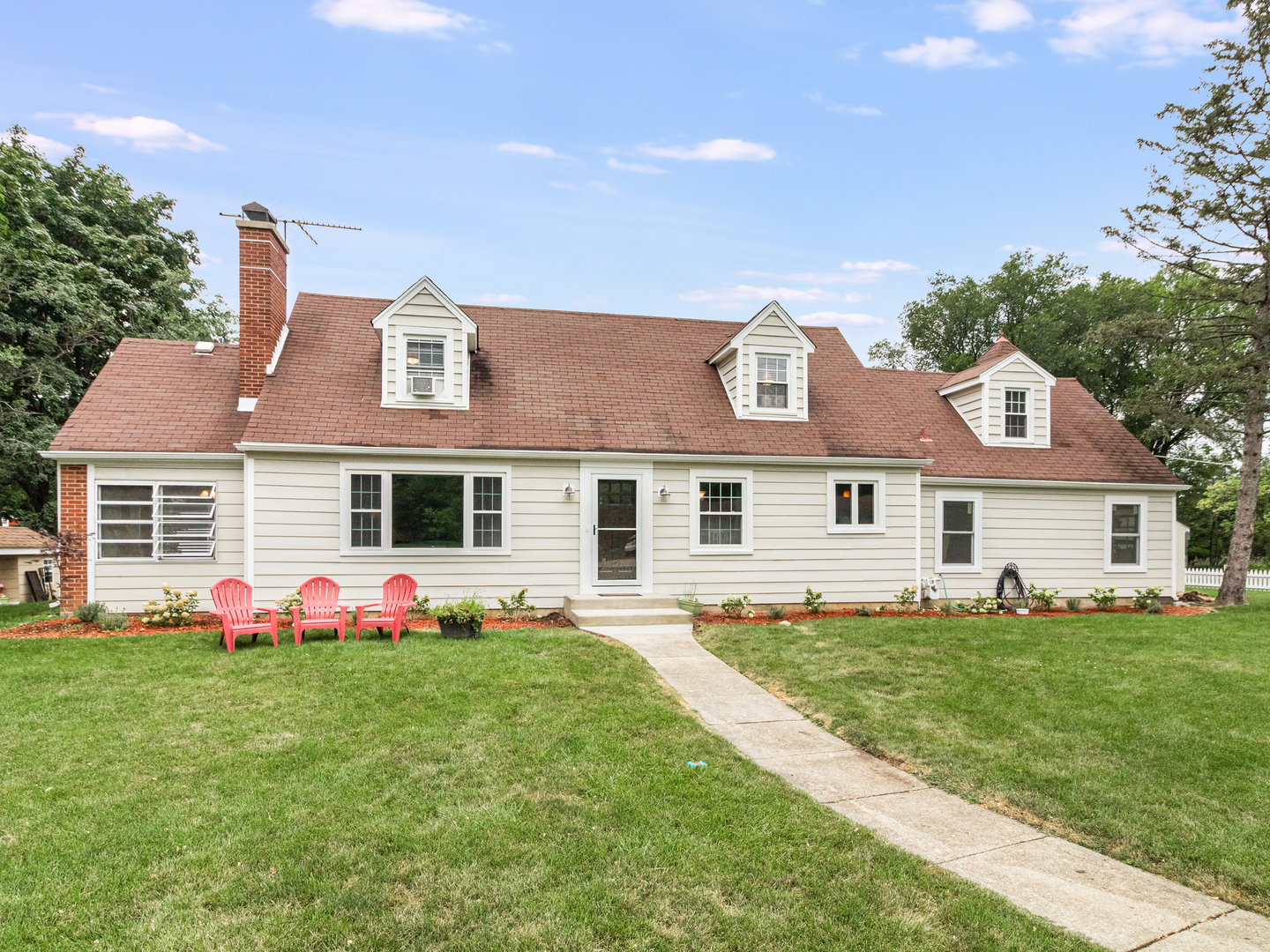 810 North Gary Avenue Wheaton, IL 60187 - Photo 6 of 36 a front view of house with yard