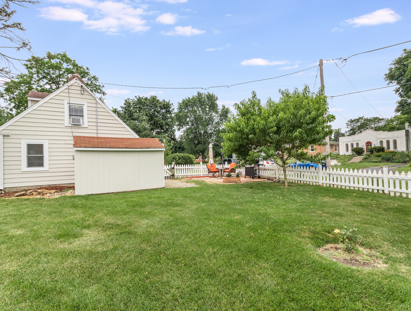 810 North Gary Avenue Wheaton, IL 60187 - Photo 8 of 36 a view of a house with a yard and a garage