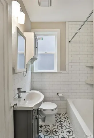 $1,550 | 7125 Dartmouth Avenue, University City, MO 63130