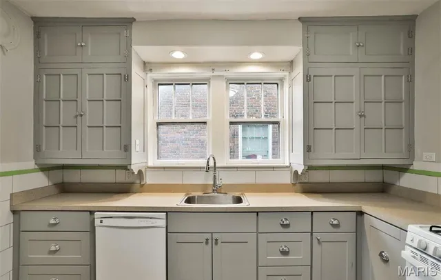 $1,550 | 7125 Dartmouth Avenue, University City, MO 63130