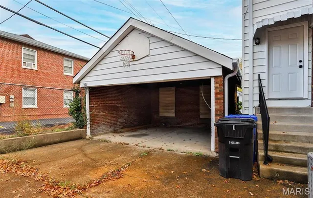 $1,550 | 7125 Dartmouth Avenue, University City, MO 63130