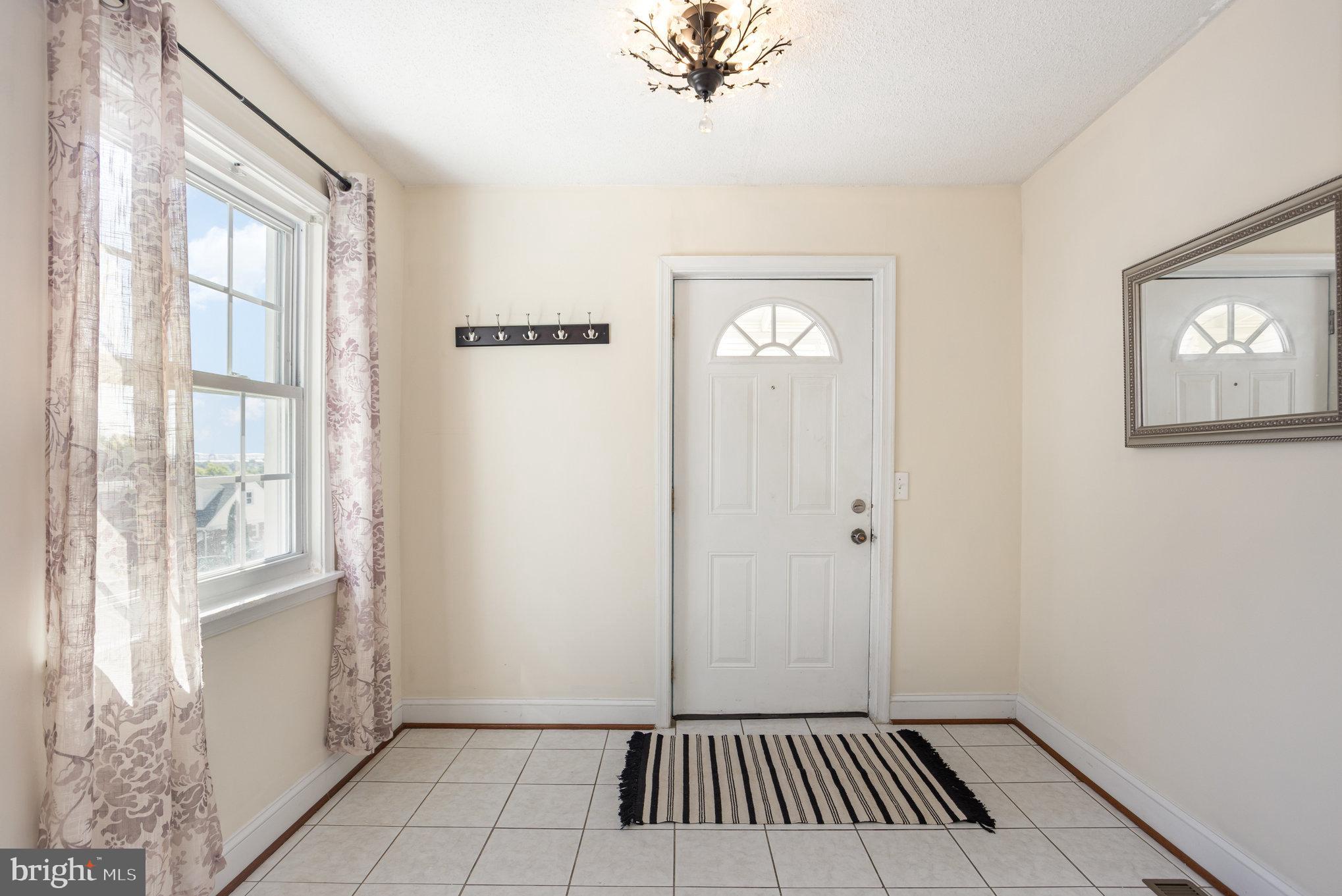 505 47th Street Baltimore, MD 21224 - Photo 5 of 41 an empty room with windows