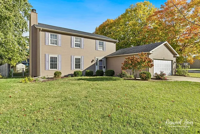 a view of a house with backyard