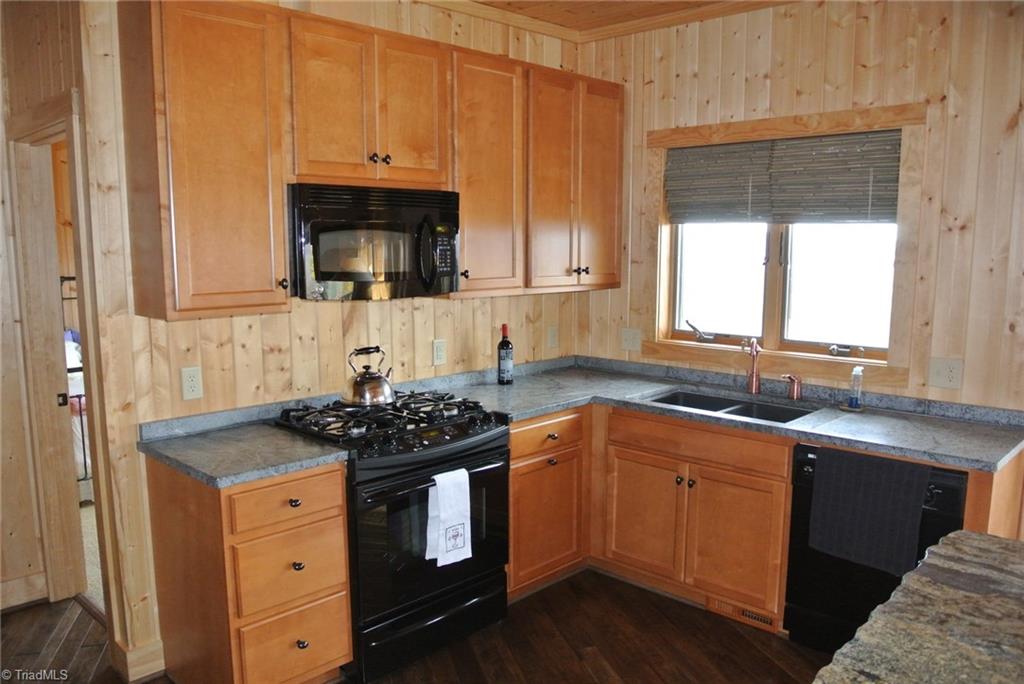 4661 Staghorn Road Purlear, NC 28665 - Photo 14 of 28