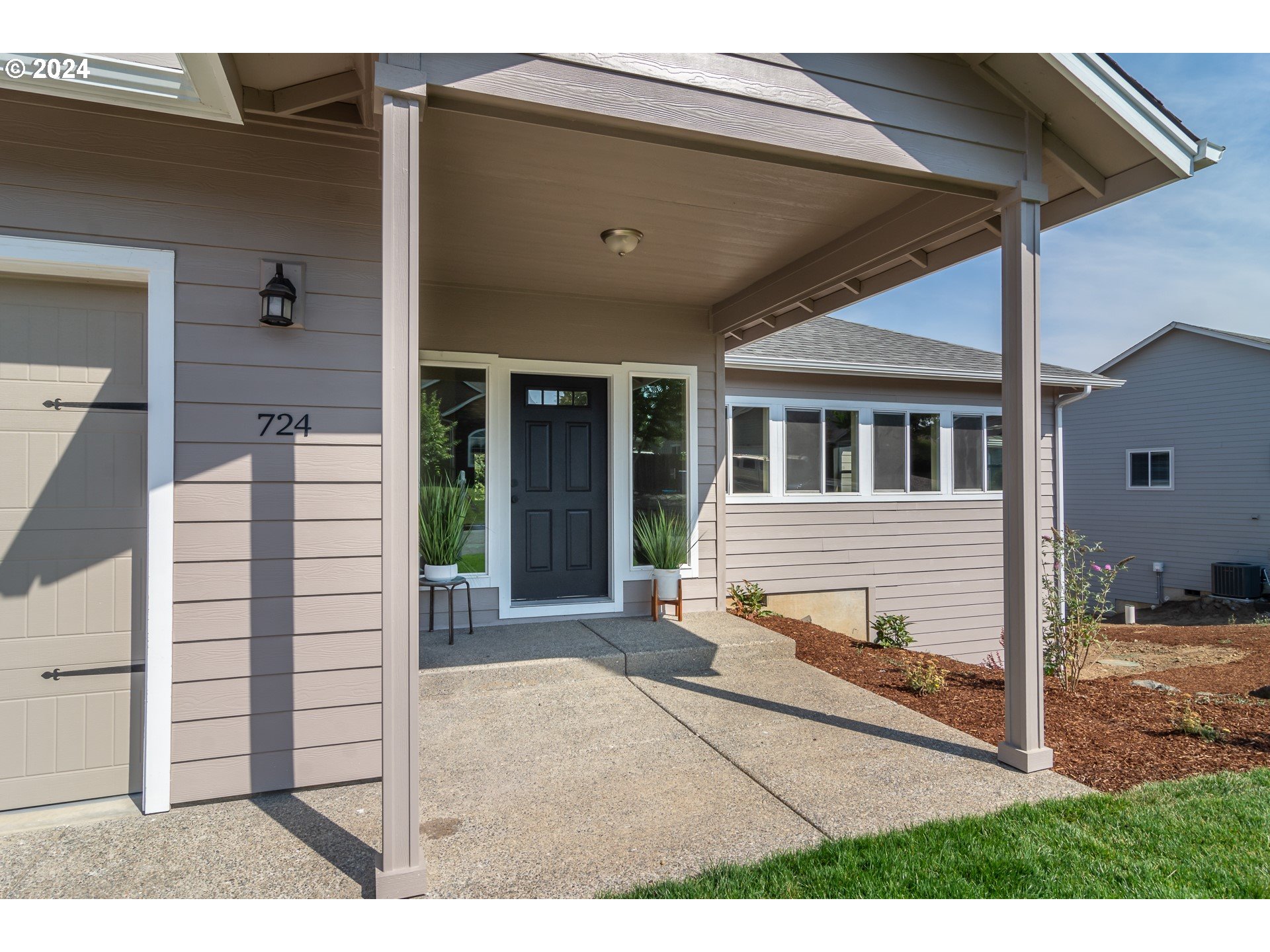 724 Divot Loop Sutherlin, OR 97479 - Photo 2 of 26 Gallery Image 2