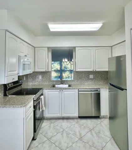 $2,450 | 7321 Amberly Lane, Unit 206, Delray Beach, FL 33446