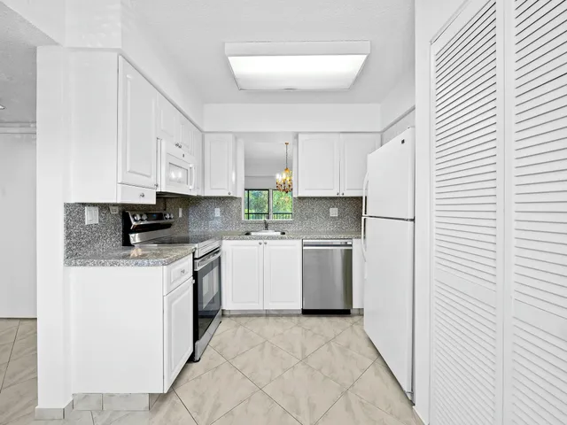 $2,450 | 7321 Amberly Lane, Unit 206, Delray Beach, FL 33446