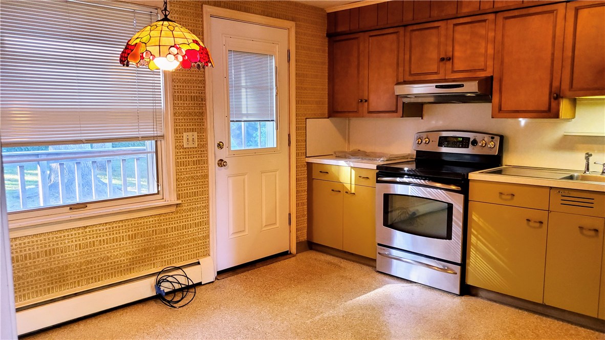 102 Deerfield Road Cranston, RI 02920 - Photo 2 of 25