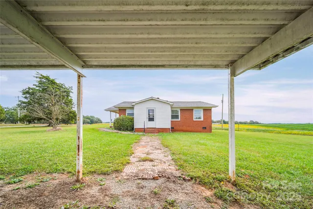 a view of a house with a backyard