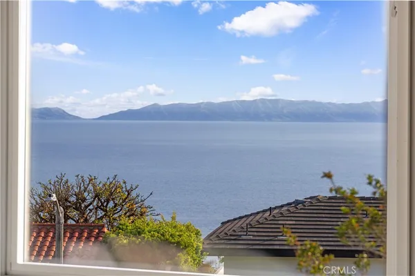 view of an outdoor space and mountains