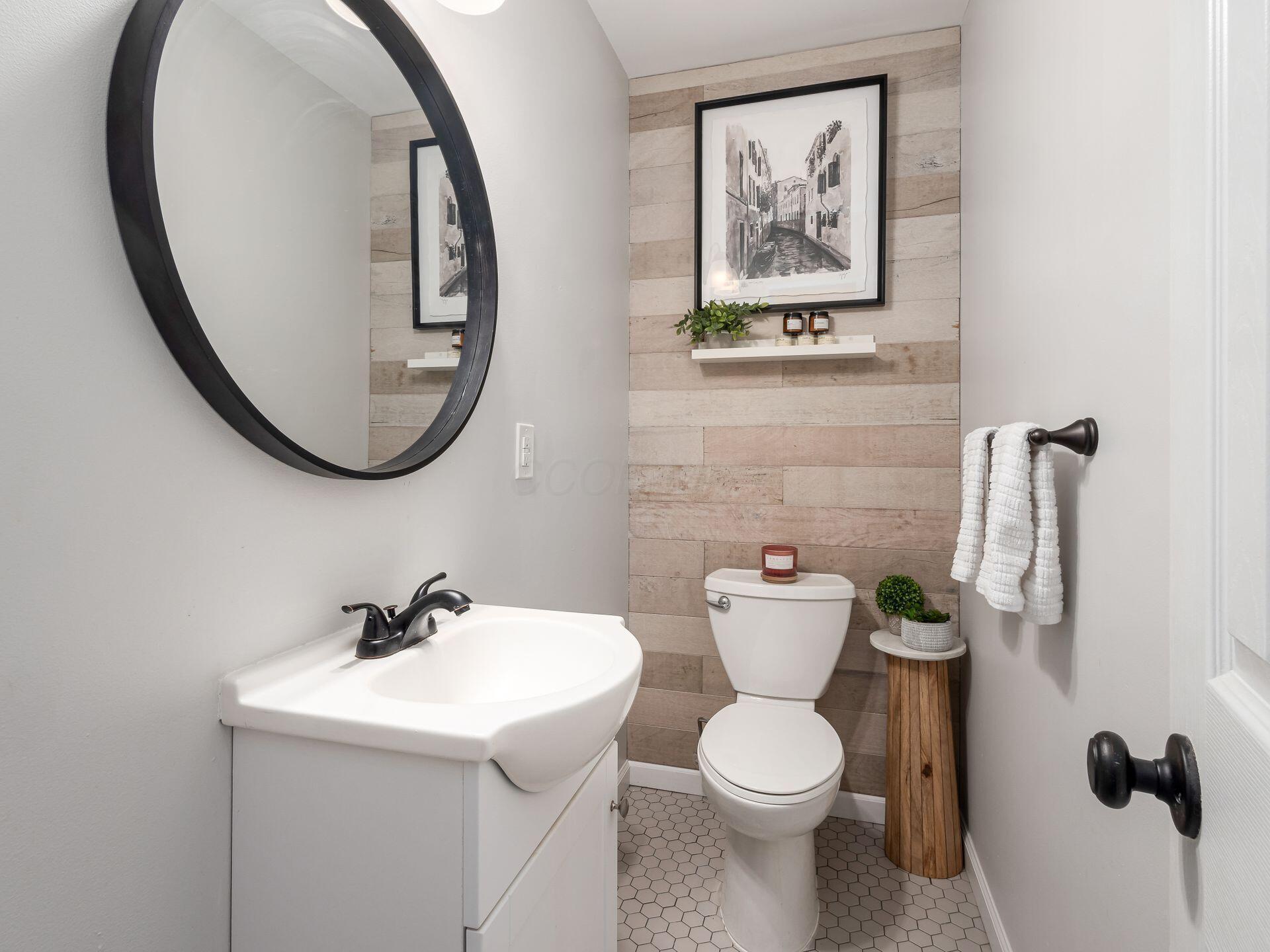 1631 Roxbury Road, Unit D6 Columbus, OH 43212 - Photo 19 of 23 half bathroom