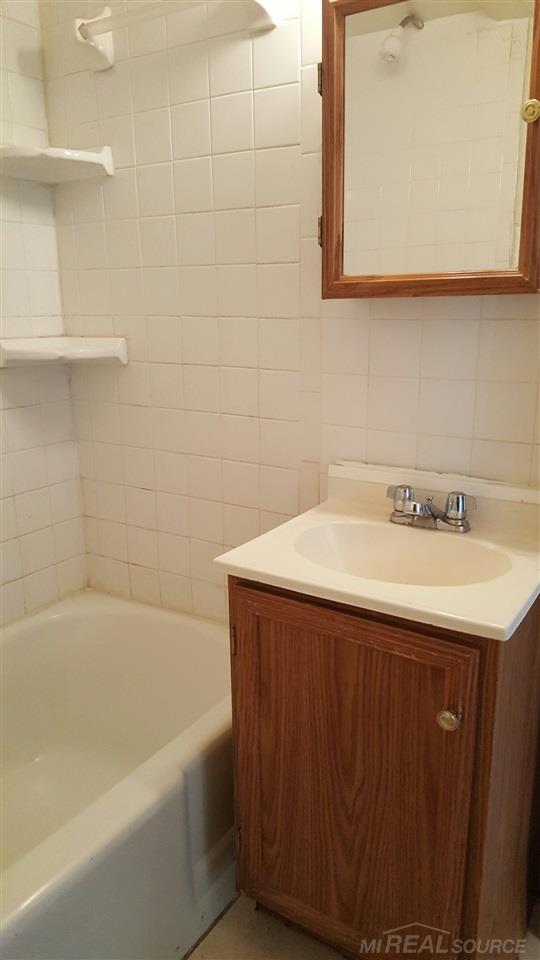 17872 12 Mile Road Roseville, MI 48066 - Photo 11 of 20 Bathroom